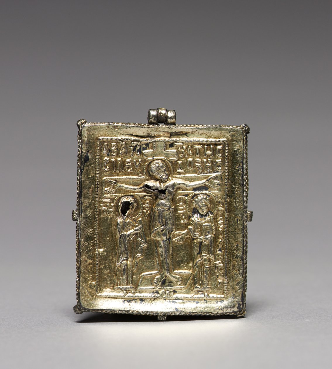 Enkolpion met de kruisiging (voorzijde) en heiligen Theodoor en George (achterzijde) door School Byzantine