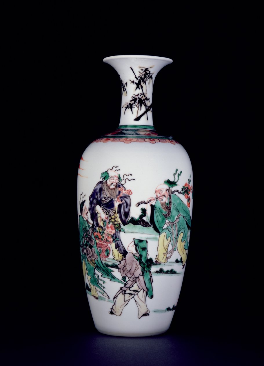 Een Chinese porseleinen vaas versierd in famille verte emaille door School Chinese