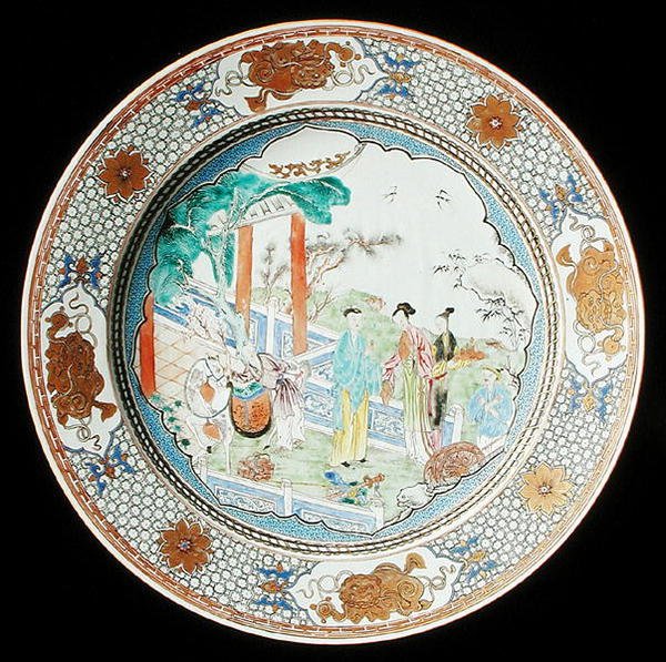 Een famille rose schaal, c.1730 door School Chinese