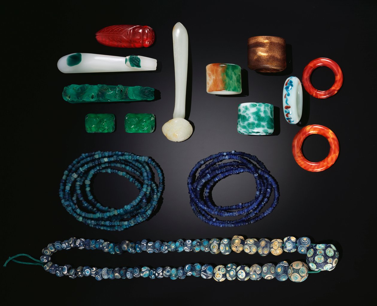 Een selectie van Chinese sieraden inclusief een zeldzame lange streng van vroege glazen kralen, Oorlogende Staten Periode; Vijf strengen van vroege glazen kralen uit de Han-dynastie; Een groep glazen ornamenten, allemaal Qing-dynastie en een groep glazen r door School Chinese