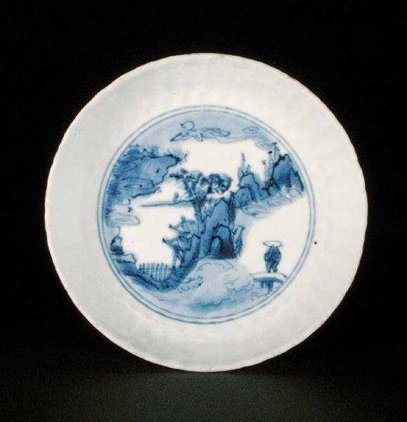 Blauw-witte kraak schotelschaal geschilderd met een figuur in een landschap, Egret mark, Wanli of Tianqi door School Chinese