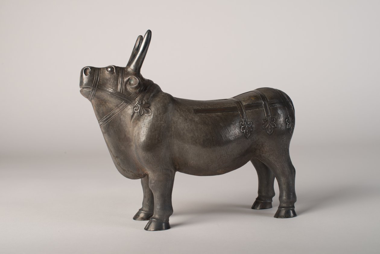 Stier (zilver met gegraveerde en repoussé decoratie) door School Chinese