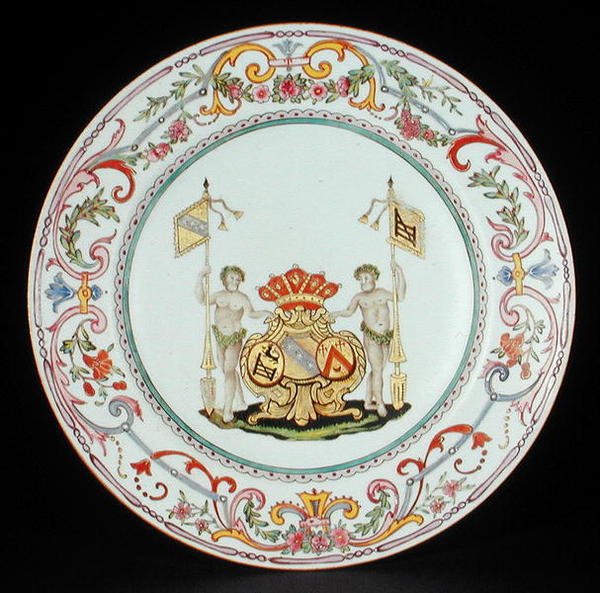 Dinerbord versierd in famille rose email met de wapens van Goos van Ghyseghem, acollees met Vecquemans en Goubau, Yonzheng periode (1725-35) c.1730 door School Chinese