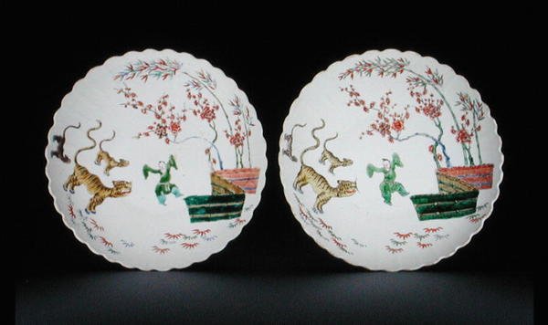 Paar schotels versierd met famille verte email in Kakiemon-stijl, Kangxi-periode door School Chinese