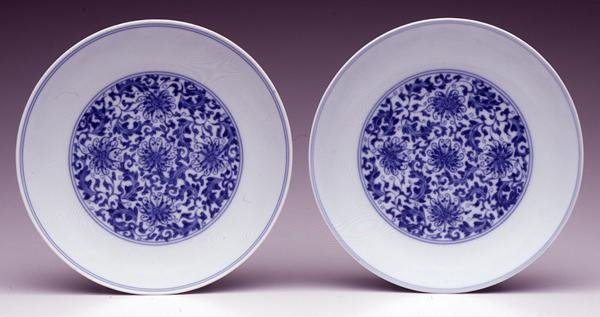Paar schotels, met gestileerde lotusbloemen, Yongzheng merk en periode 1723-35 door School Chinese