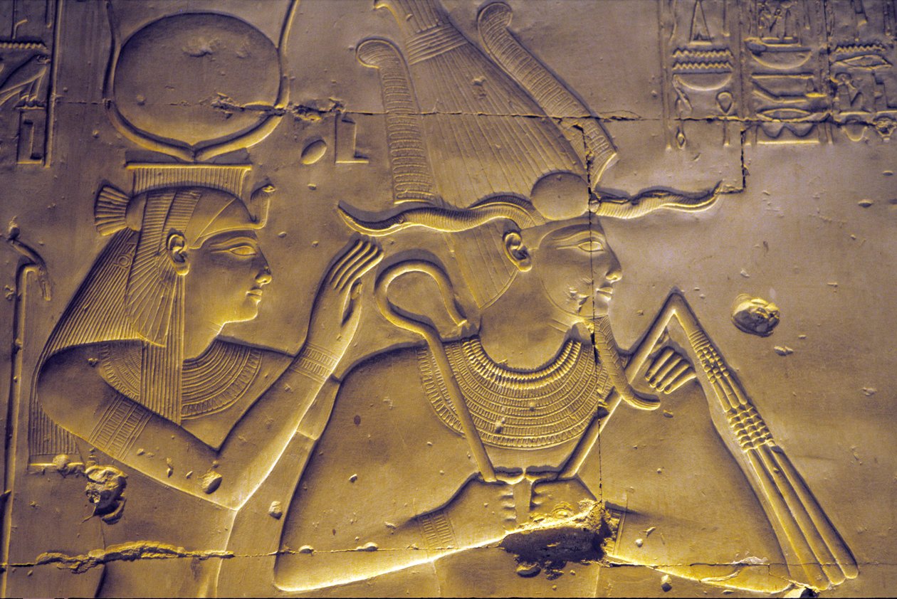 Oude Egypte, Muur schildering/gravure, Godin Isis omhelst haar zittende echtgenoot, Osiris, Tempel van Seti I, Abydos door School Egyptian