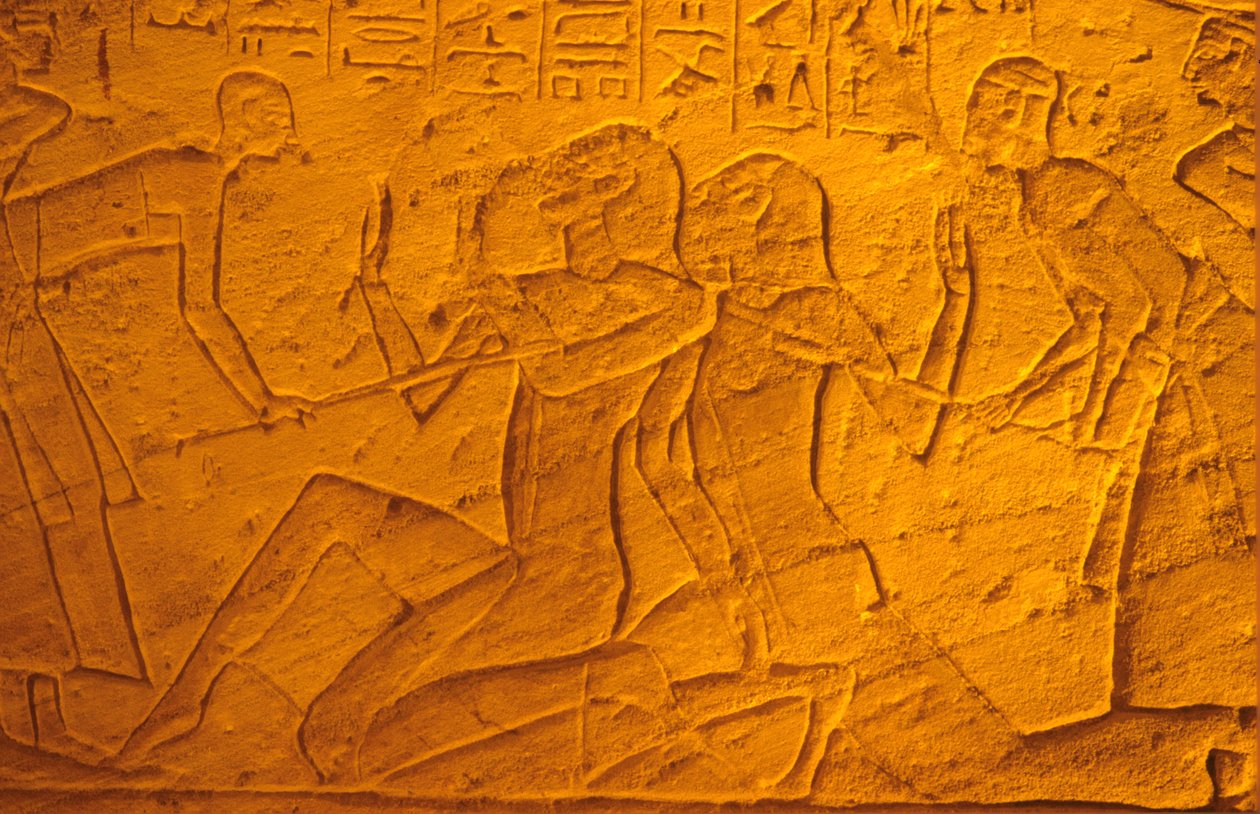 Oud Egypte, muurschildering/gravure, Hettitische gevangenen worden geslagen met stokken, Tempel van Ramses II en Nefertari, Abu Simbel door School Egyptian