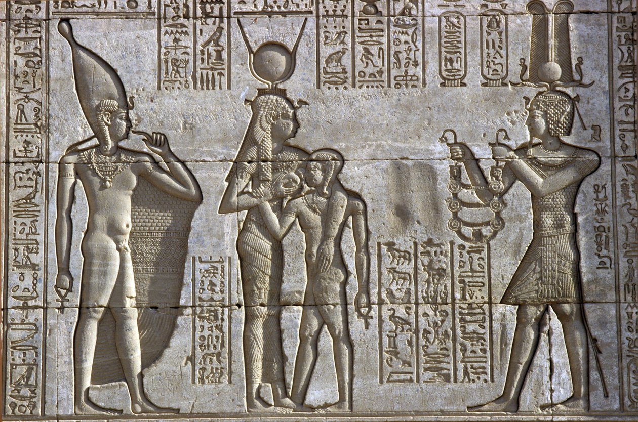 Oud Egypte, Muur schildering/gravure, Isis voedt de jonge farao in aanwezigheid van de goddelijke baby Ihy, terwijl de Farao een offer brengt, Tempel van Hathor, Dendera door School Egyptian