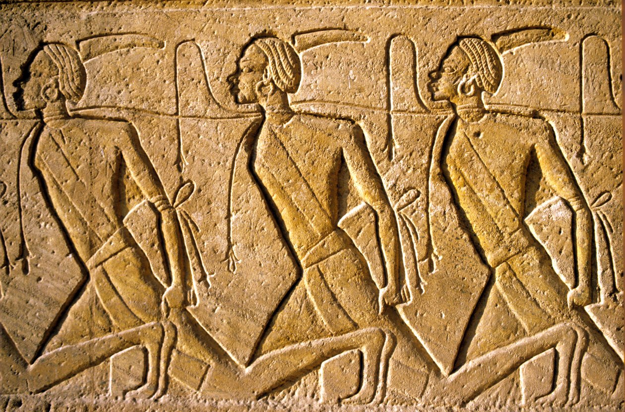 Oud Egypte, muurschildering/gravure, rij van gevangenen die het Kushitische volk vertegenwoordigen, afgebeeld als Afrikaans, die zijn verslagen door Ramses II, Tempel van Ramses II, Abu Simbel door School Egyptian