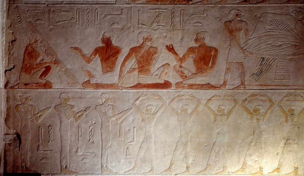 Oud Egypte: kalkstenen reliëf dat muzikanten afbeeldt uit de Kapel van Mastaba in Akhethetep, rond 2300 v.Chr. 5e dynastie. Oude Rijk. Uit Saqqara (Sakkara). Parijs, Louvre Museum door School Egyptian