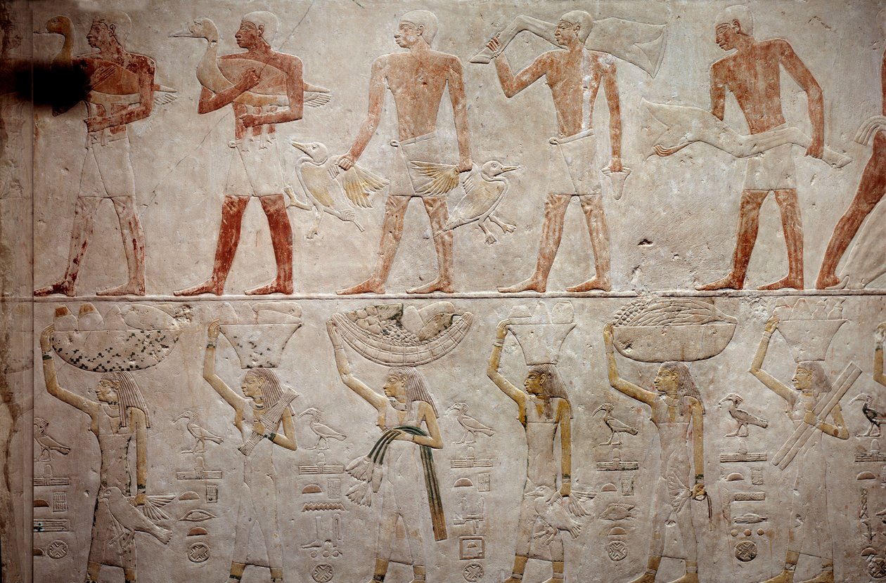 Egyptische oudheid: mannen die eenden dragen. Kalkstenen reliëf uit de Kapel van Mastaba van Akhethetep in Saqqara. 5e dynastie (rond 2500-2350 v.Chr.) 2300 v.Chr. Parijs, Louvre Museum door School Egyptian