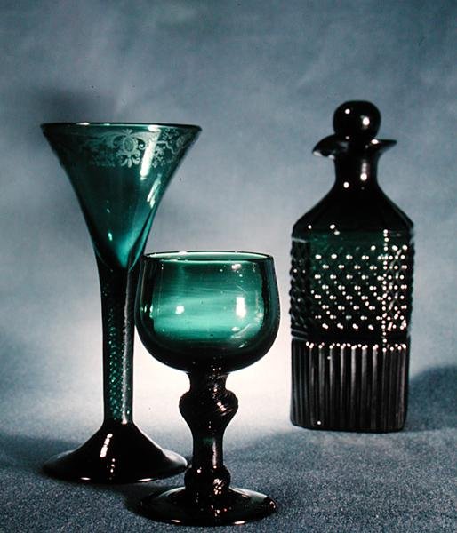 Versierde wijnglas, rond glas en karaf, laat 18e-begin 19e eeuw door School English
