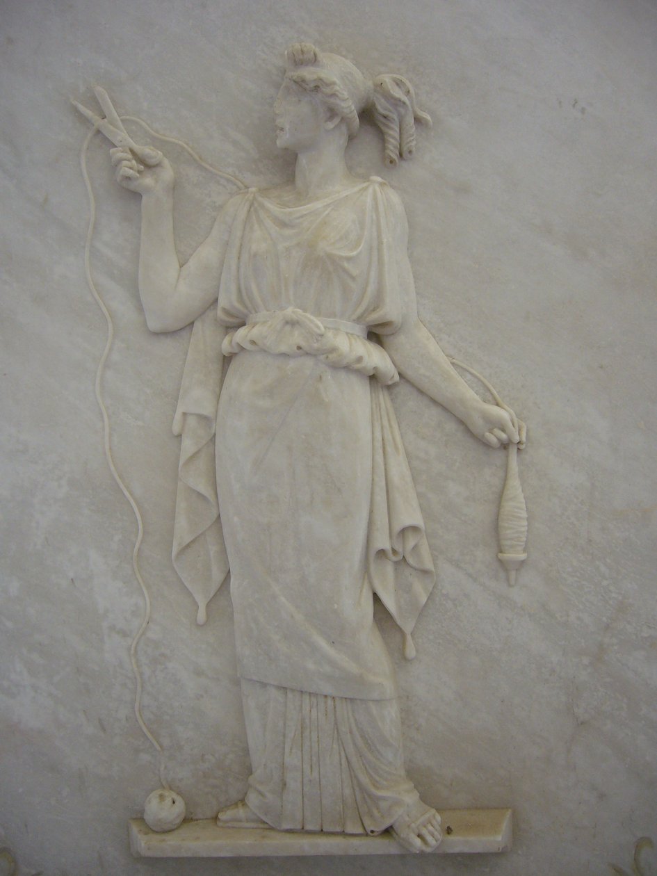 Bas-reliëf van Atropos die de draad van het leven doorsnijdt (marmer) door School Greek