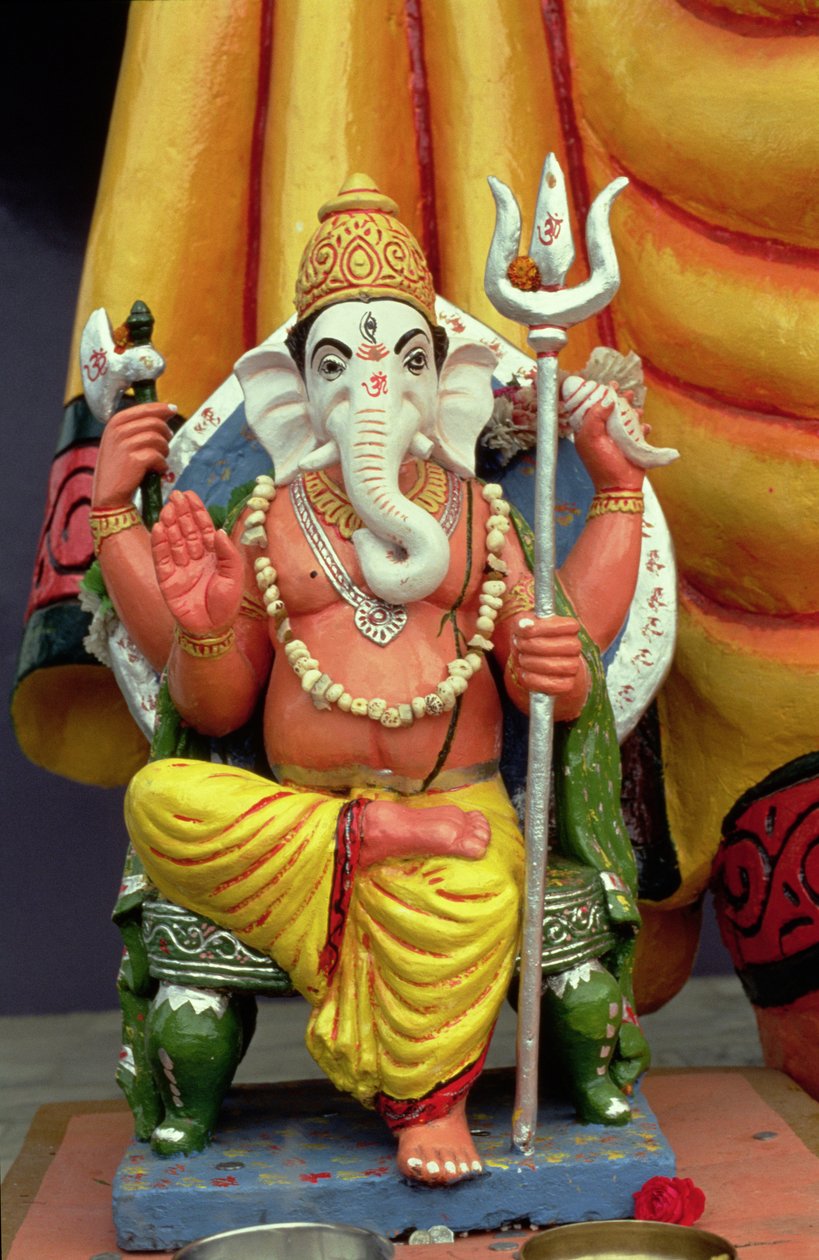 Standbeeld van Ganesh, de olifantengod, op de troon door School Indian