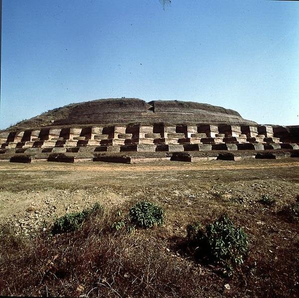 Uitzicht op de Nandangarh Stupa, waarvan wordt aangenomen dat deze de as van Boeddha bevat door School Indian