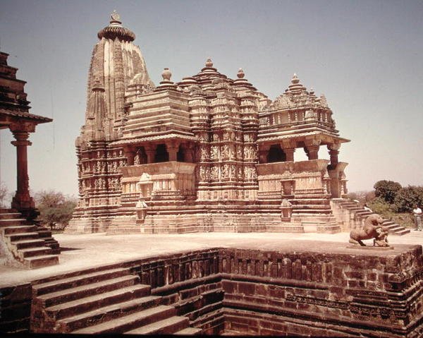 Uitzicht op de Tempel van Devi Jagadamba door School Indian