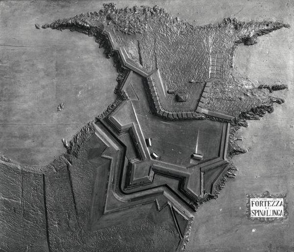 Een reliëfkaart van het Venetiaanse fort op Spinalonga, Kreta in 1619 door School Italian