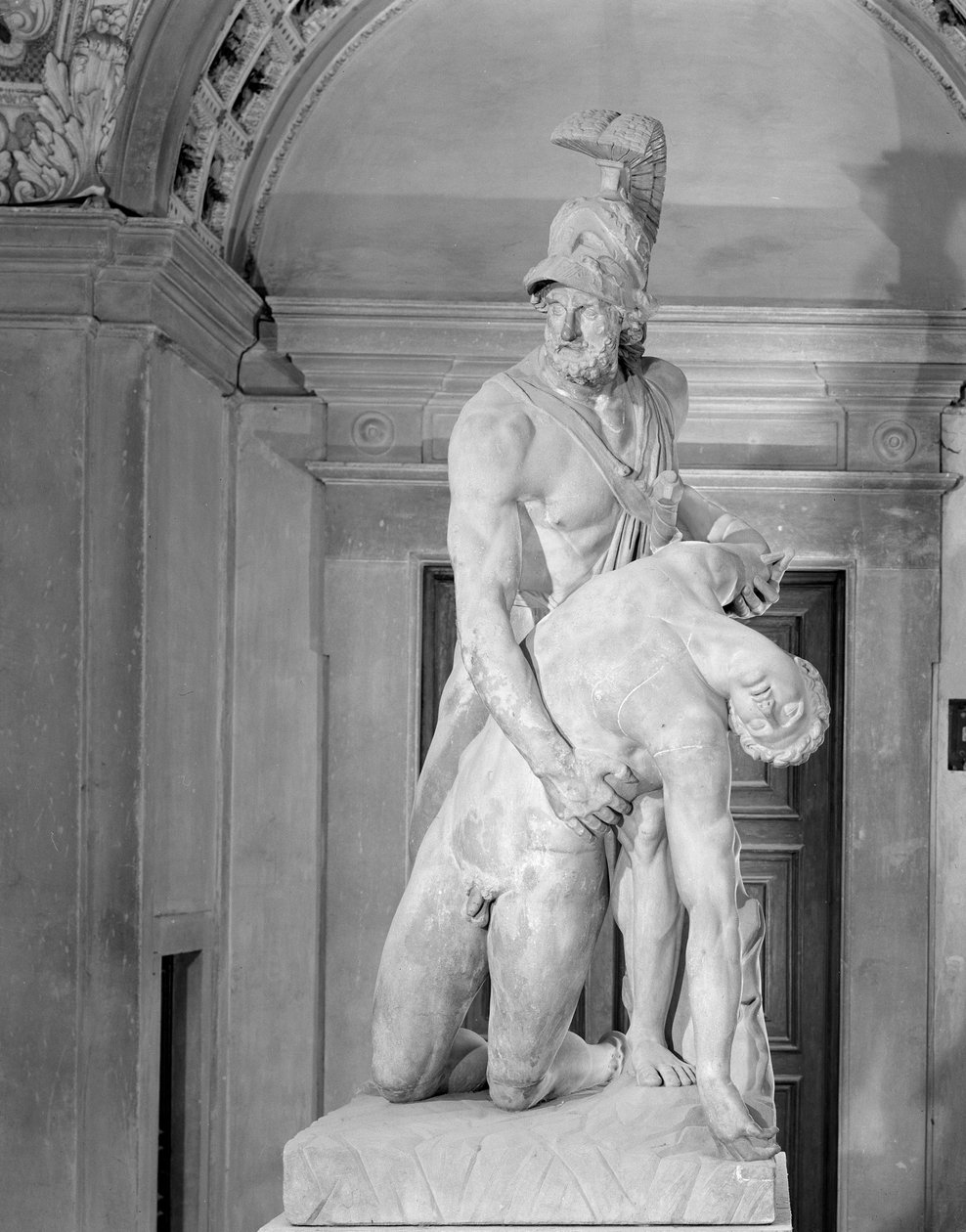 Menelaüs ondersteunt het lichaam van Patroklos, kopie van een Grieks origineel door School Italian
