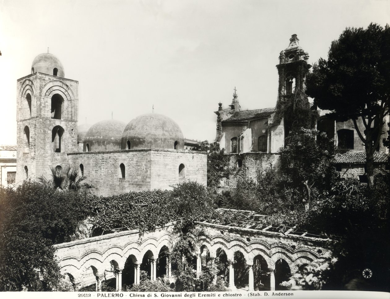 Uitzicht op het oostelijke einde van de kerk, gebouwd in 1132-48 door koning Roger II (d.1154) van Sicilië en het klooster gebouwd in de 13e eeuw door School Italian
