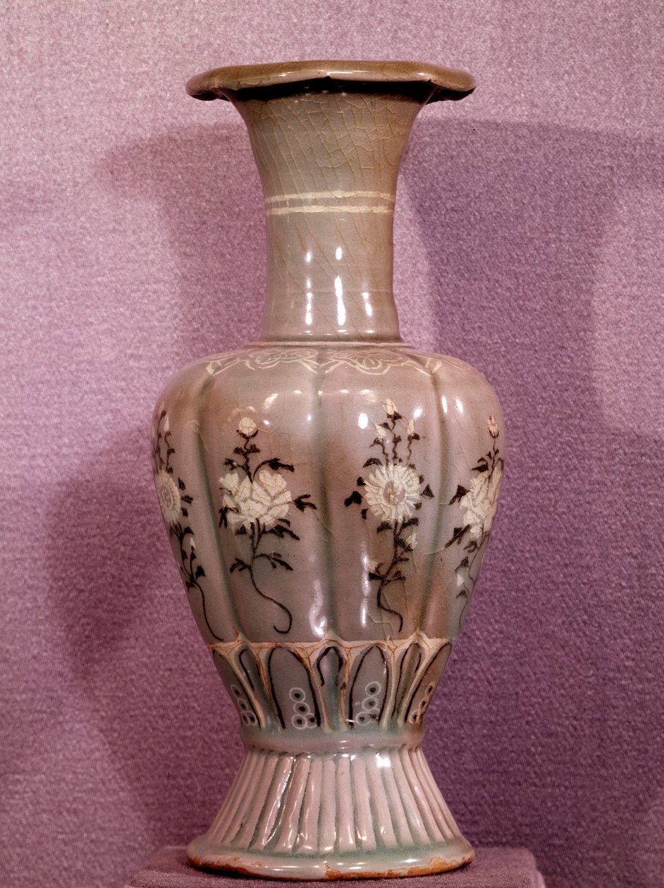 Koreaanse kunst: keramische vaas versierd met bloemen. Koryo periode. 12e eeuw. Museum voor Schone Kunsten, Duksoo Paleis, Korea door School Korean