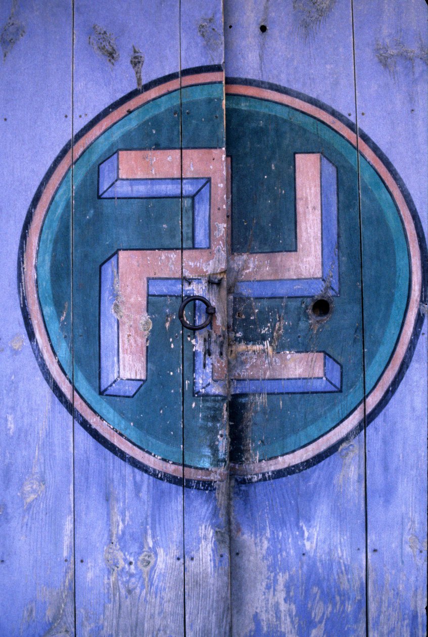Symbool van het boeddhisme op een van de poorten van de tempel "Tongdosa" in de regio Pusan, Korea. door School Korean