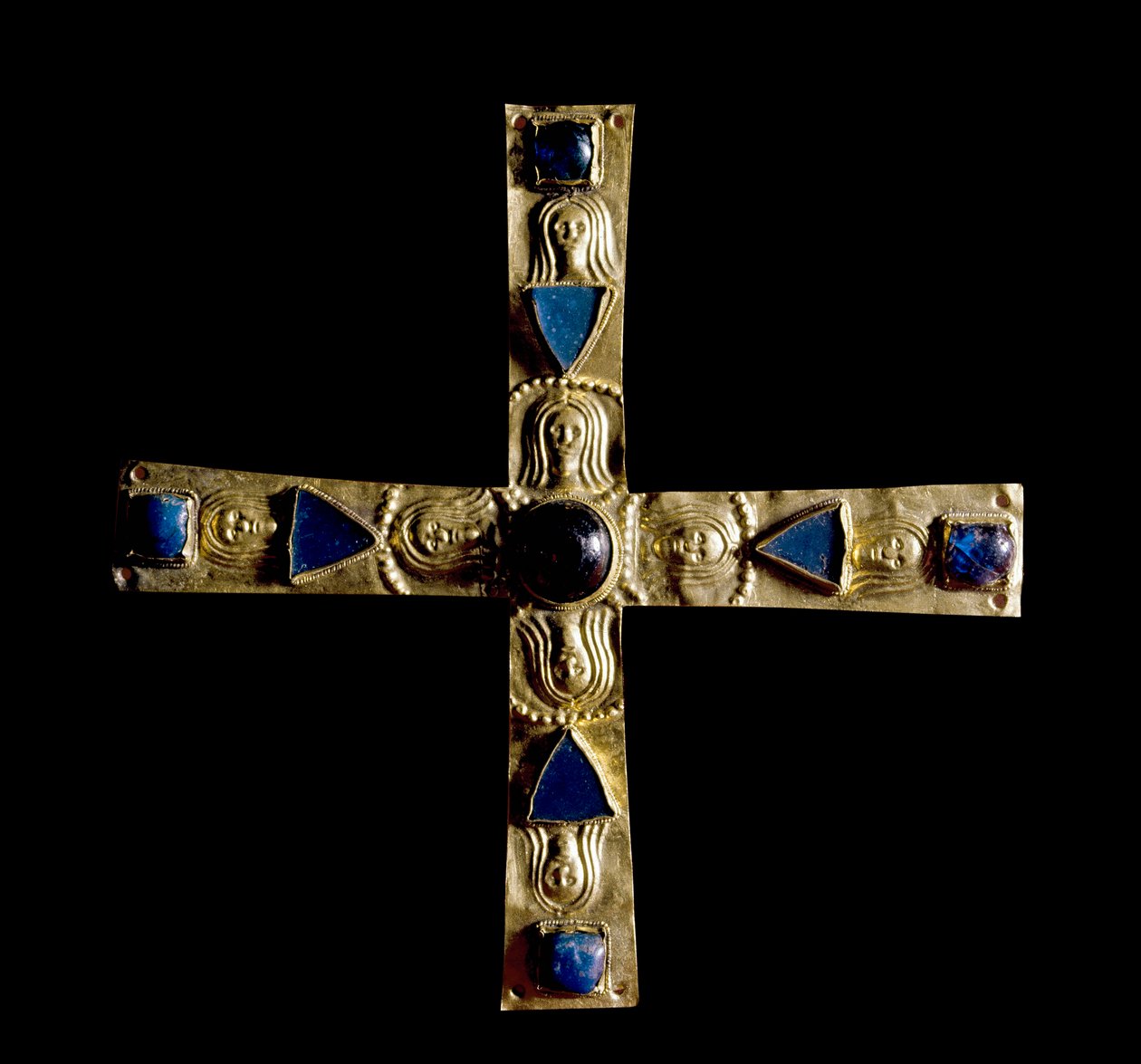 Archeologie van de Middeleeuwen. Barbaarse kunst van Lombardije: Kruis van Gisulfo, in gestoten bladgoud met halfedelstenen, petre enchassee. Gemaakt door een Lombardische meester uit de 7e eeuw. Hoogte: 11 cm. Italië, Cividale del Friuli, Archeologisch Mu door School Lombard
