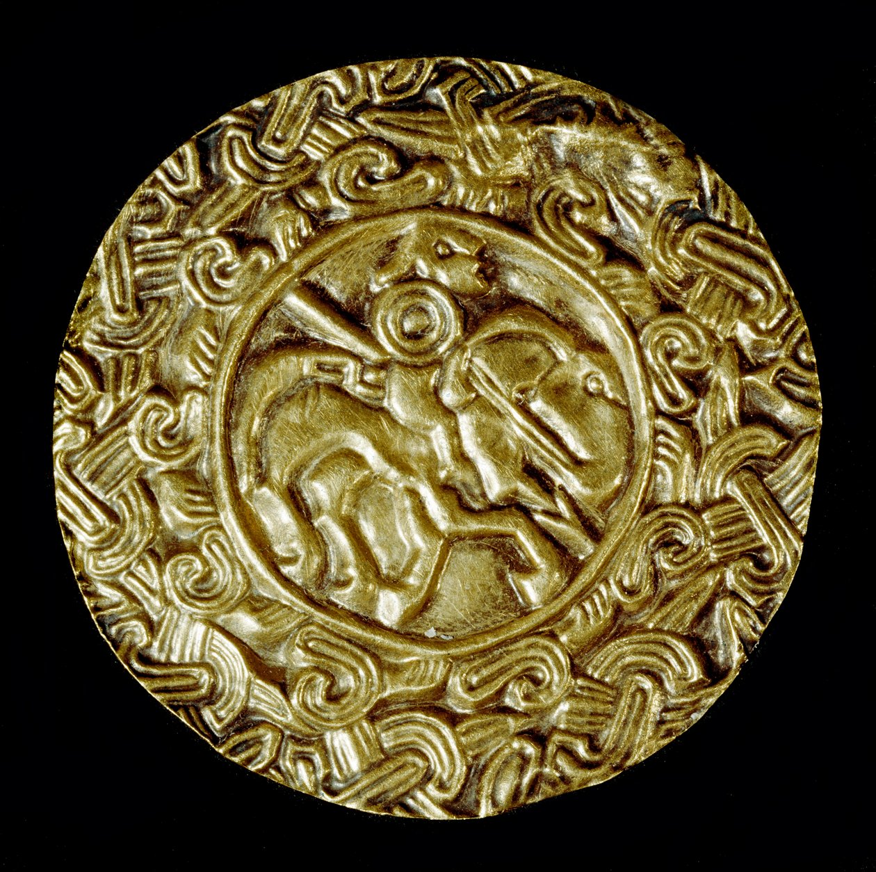 Archeologie van de Middeleeuwen. Barbaarse kunst van Lombardije: gouden schijf. In het midden een heilige te paard met een speer en rondom diermotieven. Lombardische kunst, rond 600. Italië, Cividale del Friuli, Archeologisch Museum door School Lombard