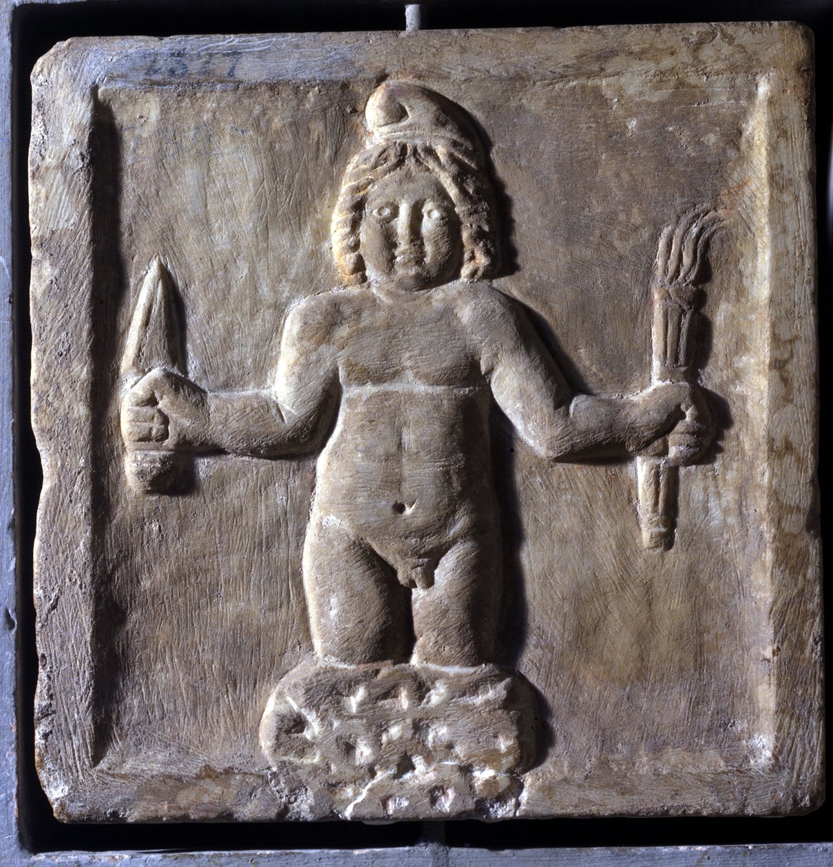 Voorstelling van Mitra (of Mithra), een Iraanse godheid, geboren uit een rots. Laag reliëf. Hij wordt afgebeeld terwijl hij een maaltijd deelt met Sol. Paleis van de Conservatoren, Rome door School Persian