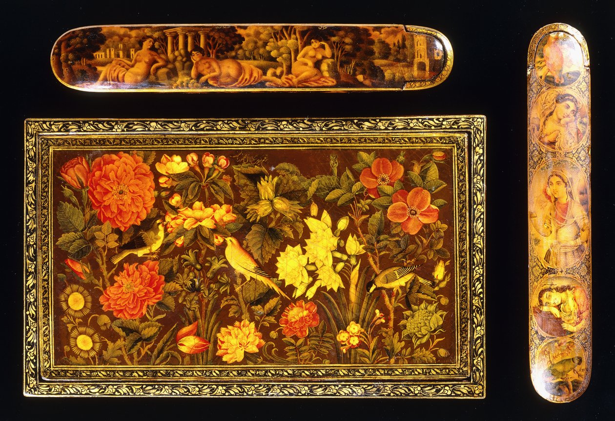 Twee Qajar lak papier mache qalamdans en een Zand spiegelkist door School Persian