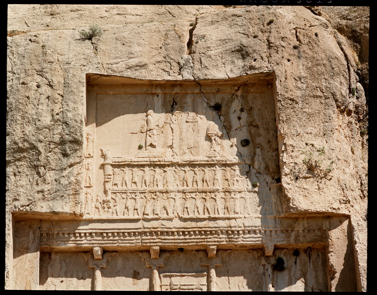 Uitzicht op de Necropolis en het graf van Darius I de Grote met reliëf dat hem toont terwijl hij de zon eert door School Persian