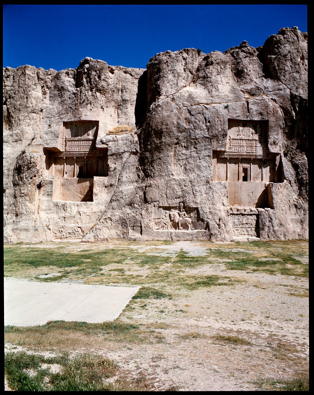 Uitzicht op de Necropolis en de graven van de Achaemenidische koningen, van links naar rechts, Artaxerxes I Darius I de Grote door School Persian