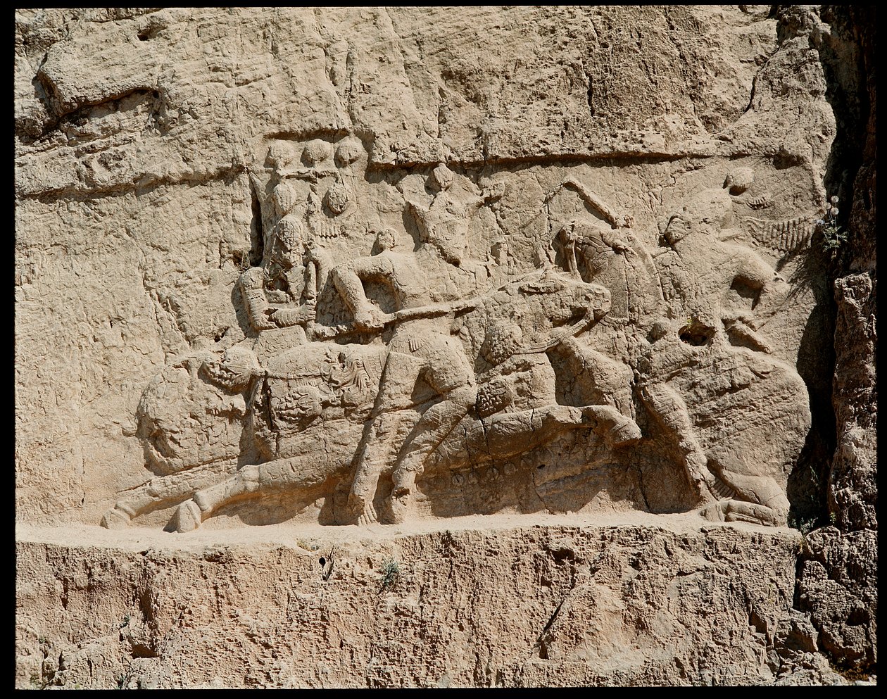 Zicht op de Necropolis en de graven van de Achaemenidische koningen, reliëf dat scènes van de strijd voorstelt door School Persian