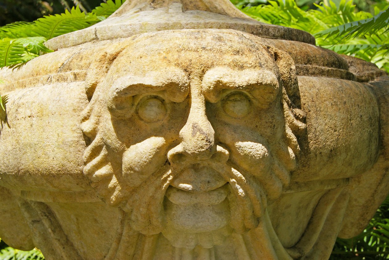 Gesneden stenen urn op het Terras van de Goden, Quinta da Regalia, Sintra, Portugal door School Portuguese