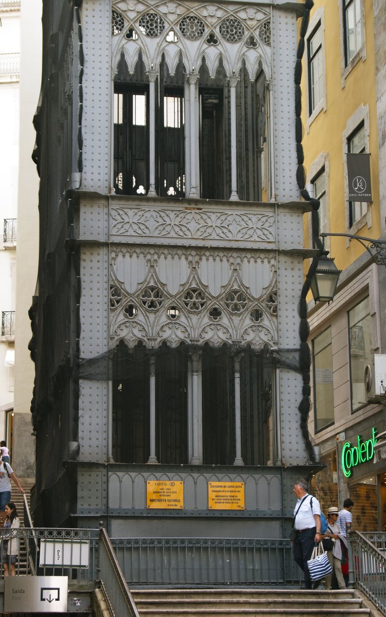 Santa Justa Lift, Lissabon, Portugal door School Portuguese