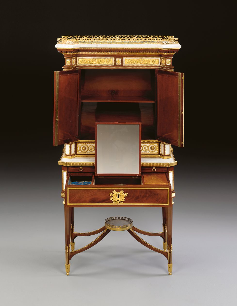 Een Russische ormolu-gemonteerde witte marmeren en mahonie bonheur du jour, ca. 1790 door School Russian