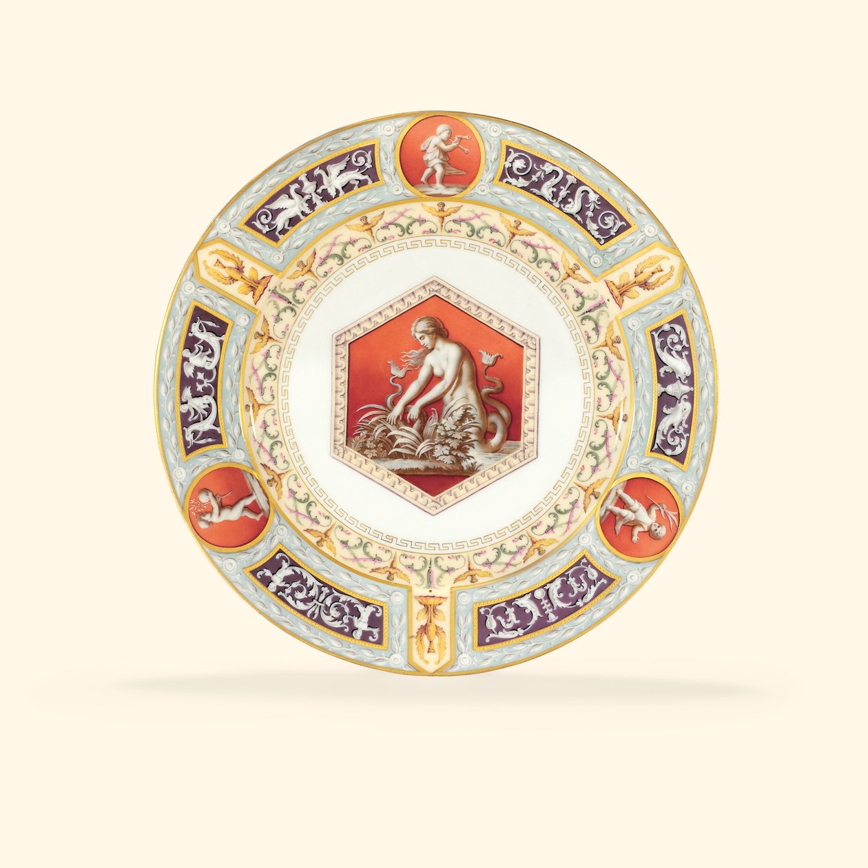 Een porseleinen dinerbord uit de Raphael Service, het midden toont een zeemeermin door School Russian
