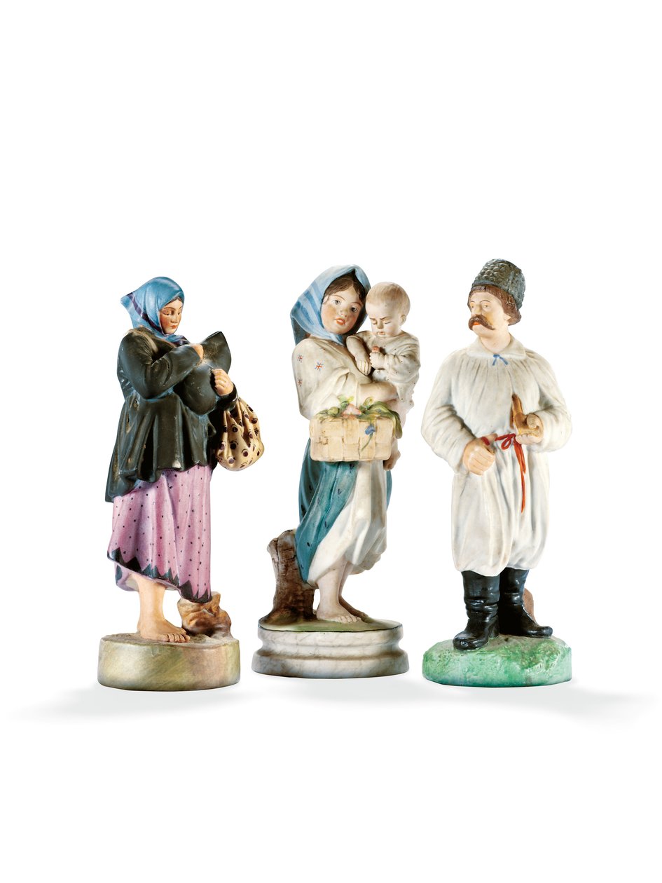 Drie porseleinen figuren die twee vrouwen met kinderen en een Kozak met een pijp uitbeelden, eind 19e eeuw door School Russian