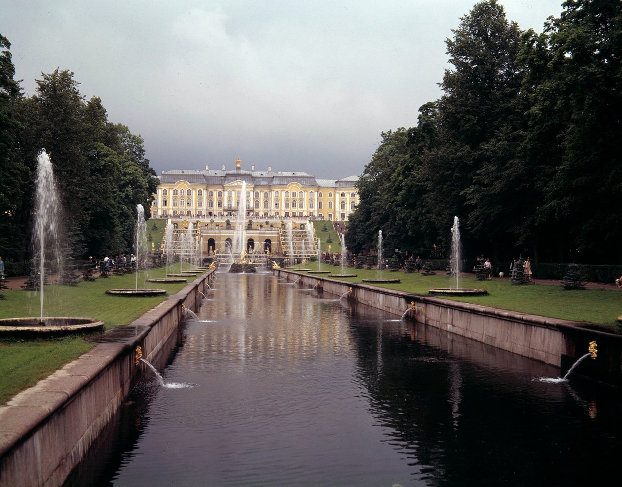 Uitzicht op de grote waterval van het kasteel van Peterhof, gerealiseerd onder Peter de Grote nabij Sint-Petersburg, Rusland door School Russian