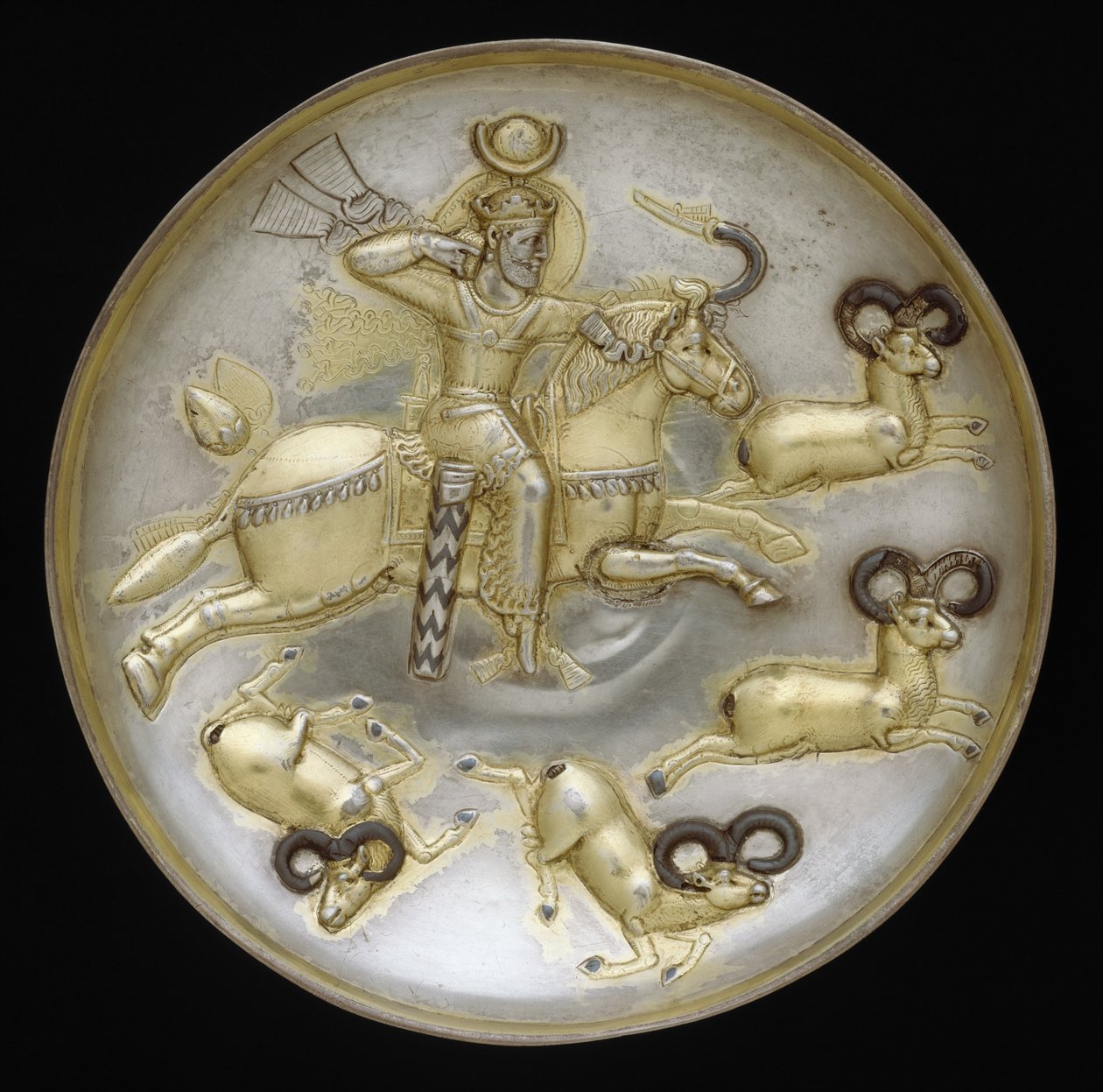 Bord met koning die rammen jaagt, ca. 500 n.Chr. door School Sasanian