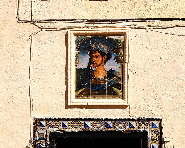 Keramische tegels met het portret van een man buiten het Huis van de Moorse Koning door School Spanish