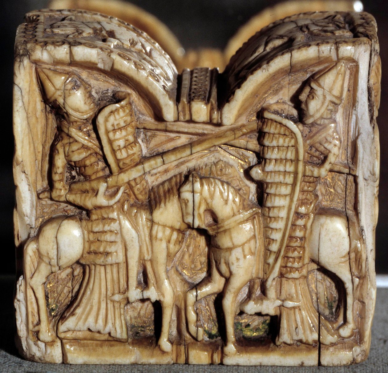 Romaans kunst: schaakstuk dat een gevecht tussen twee ridders voorstelt. Ivoren sculptuur. Uit Spanje door School Spanish