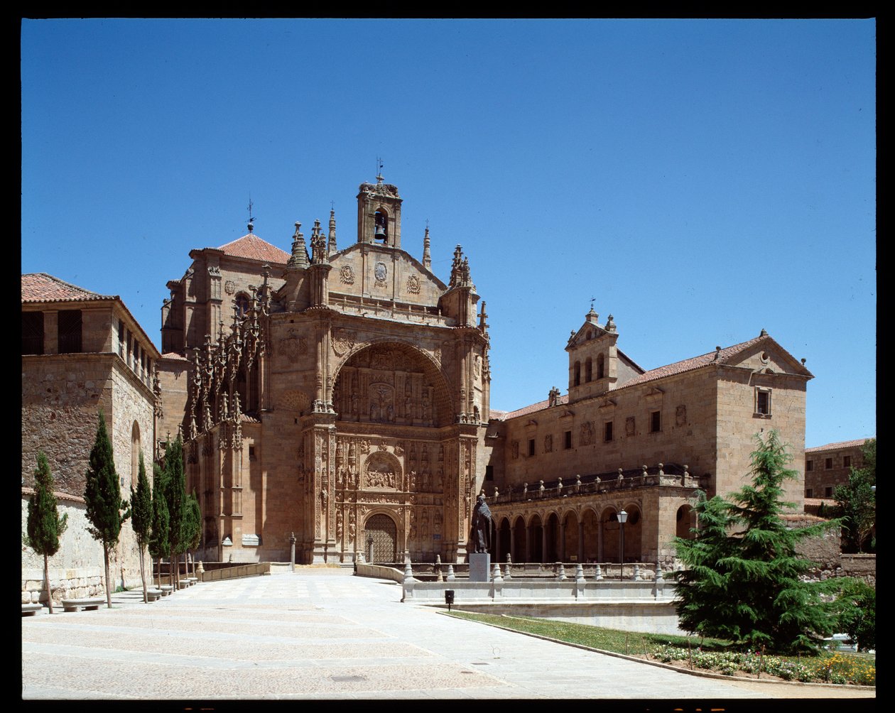 Zicht op platereske gevel door School Spanish