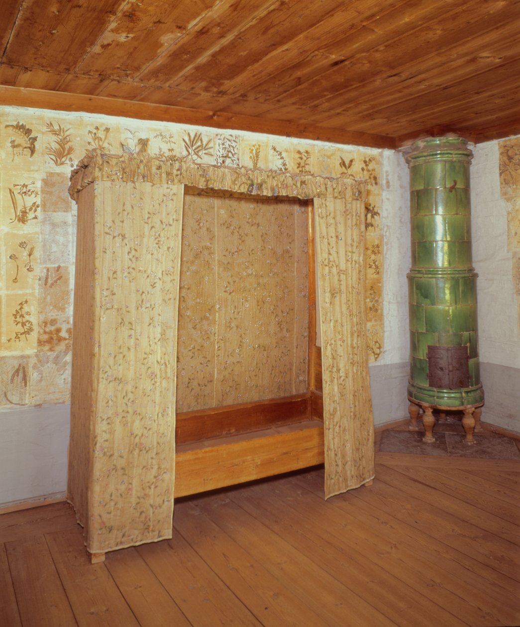 Opvouwbaar bed en keramische kachel in het huis van Carl Linnaeus (1707-78) door School Swedish