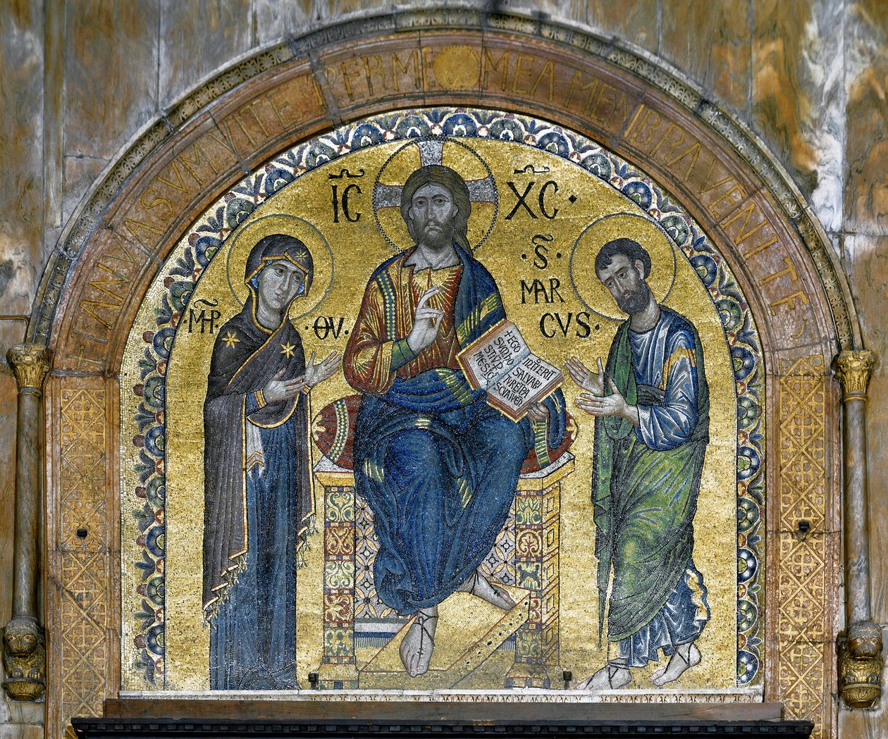 Byzantijnse architectuur: Christus in majesteit (Christus in glorie) tussen de Maagd en Sint Marcus (Deesis), mozaïeken gemaakt door Venetiaanse kunstenaars en herontworpen in de 16e eeuw. Apsis. Basilica di San Marco, Venetië. door School Veneto Byzantine