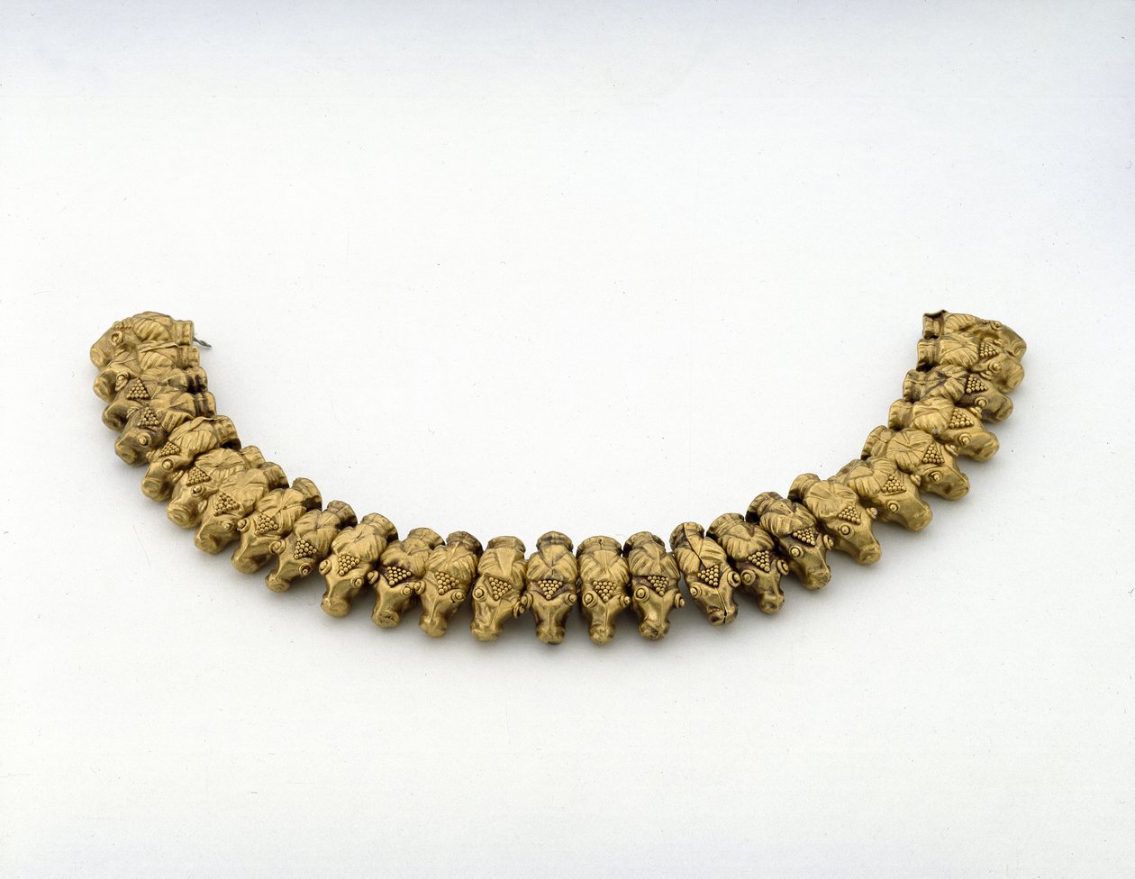Ketting van ramskoppen, uit Graf II in Nymphaeum op de Krim (goud) door Scythian