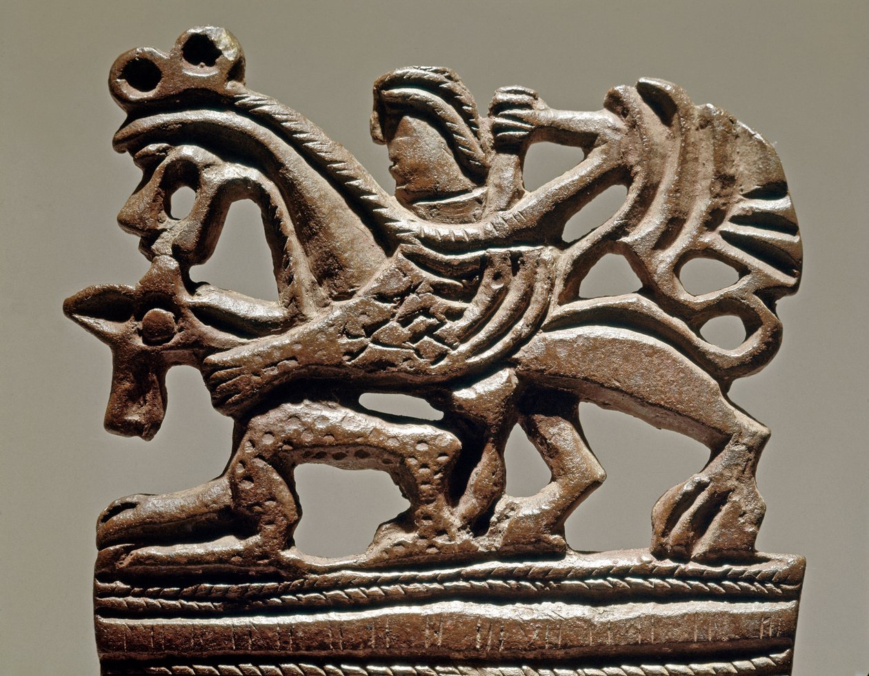 Scythische kunst: Apollo op een griffioen - 4e eeuw v.Chr. - Bronzen tankornament - Hermitage Museum, Sint-Petersburg door Scythian
