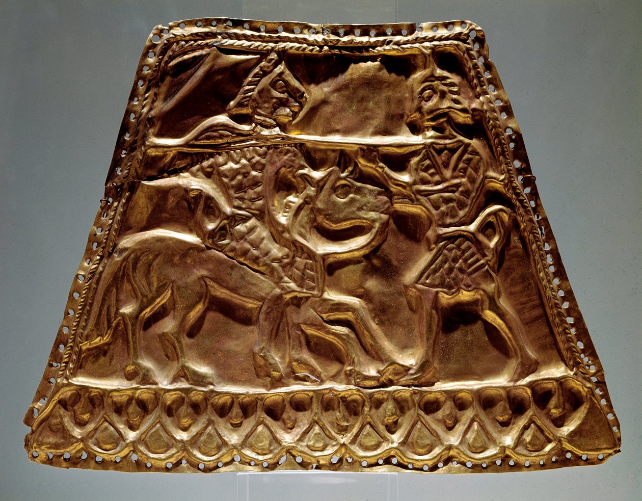 Gouden plaat met een ruiter die een krijger aanvalt met een speer door Scythian