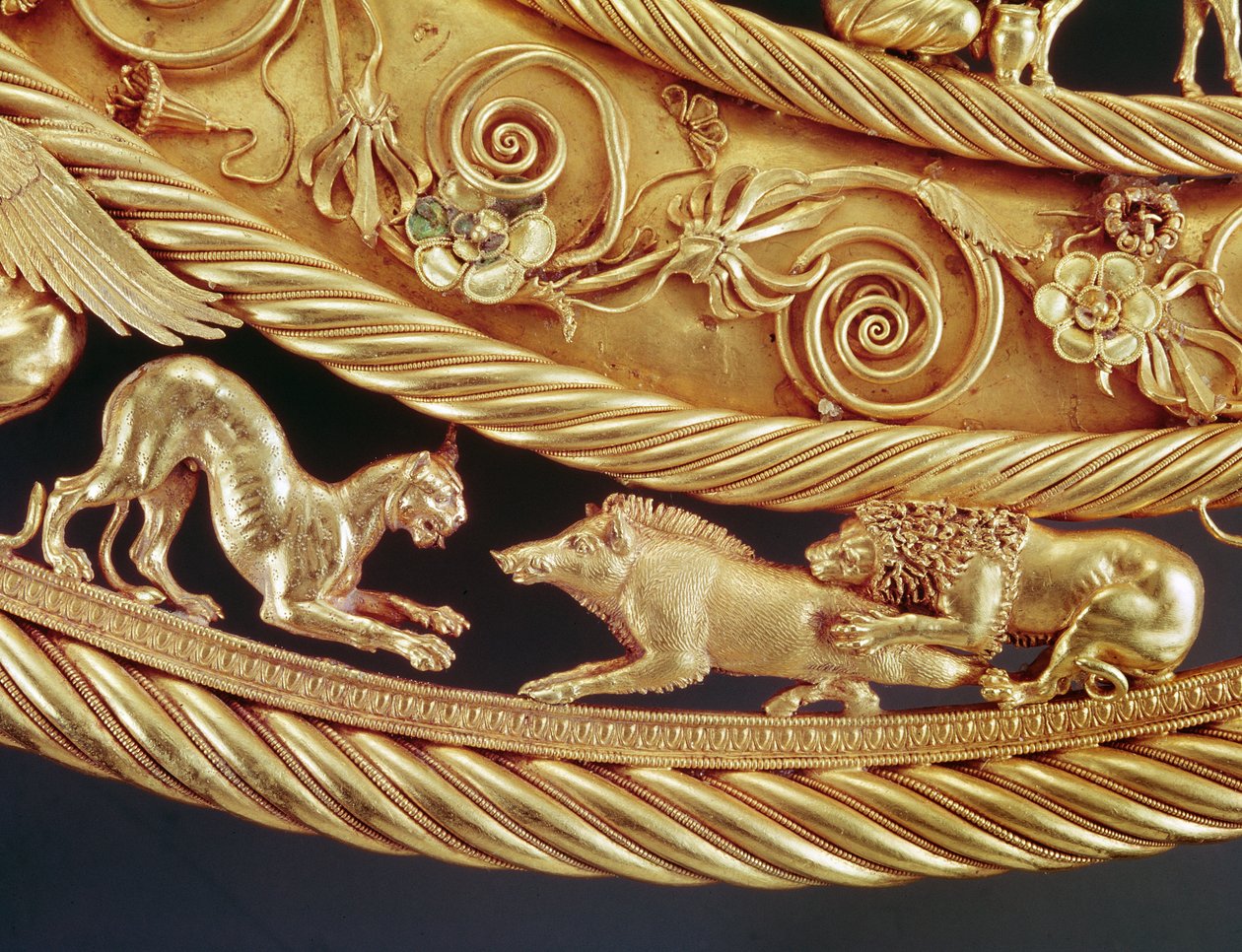 Leeuw en panter vallen een zwijn aan, Detail van een gouden borstplaat van Tovsta Mohyla (goud) door Scythian