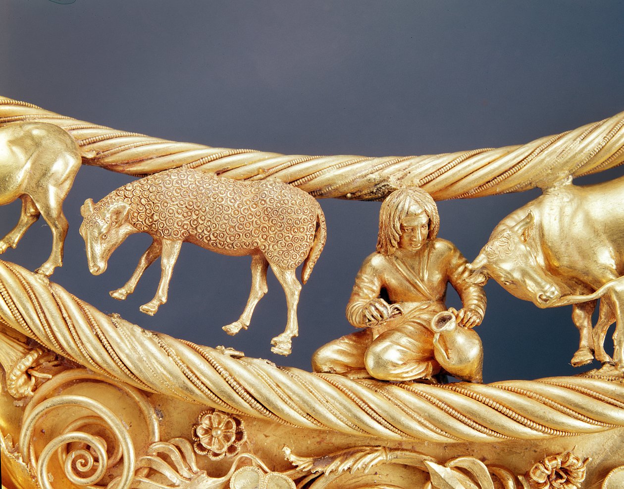 Schapen melken, detail van een gouden borstplaat van Tovsta Mohyla, Scythisch, 4e eeuw v.Chr. door Scythian