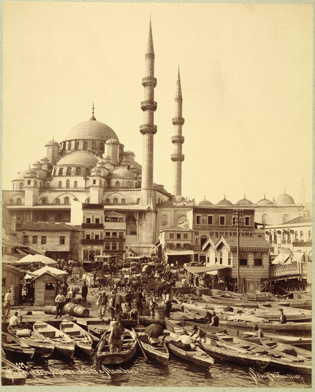 Santa Sophia moskee en vissersboten aan de kust van de Bosporus, Istanbul, ca. 1890 door Sebah and Joaillier